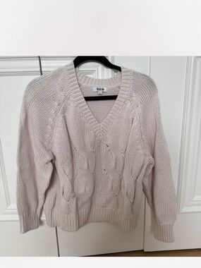 525 America Cable Knit V-Neck Sweater in Pale Pink